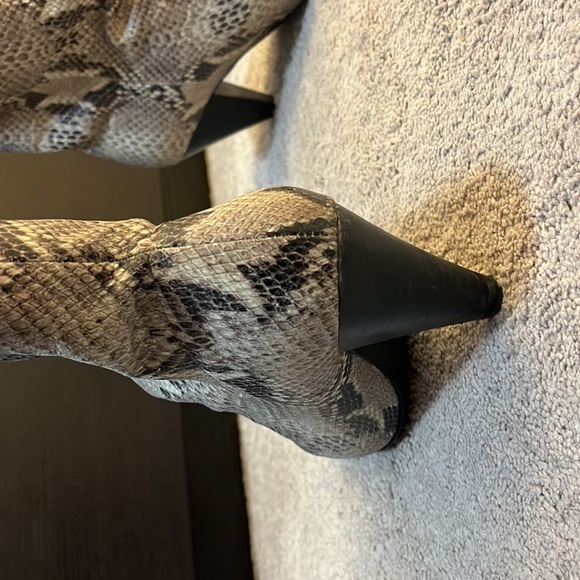 Snakeskin heeled booties - Picture 3 of 3